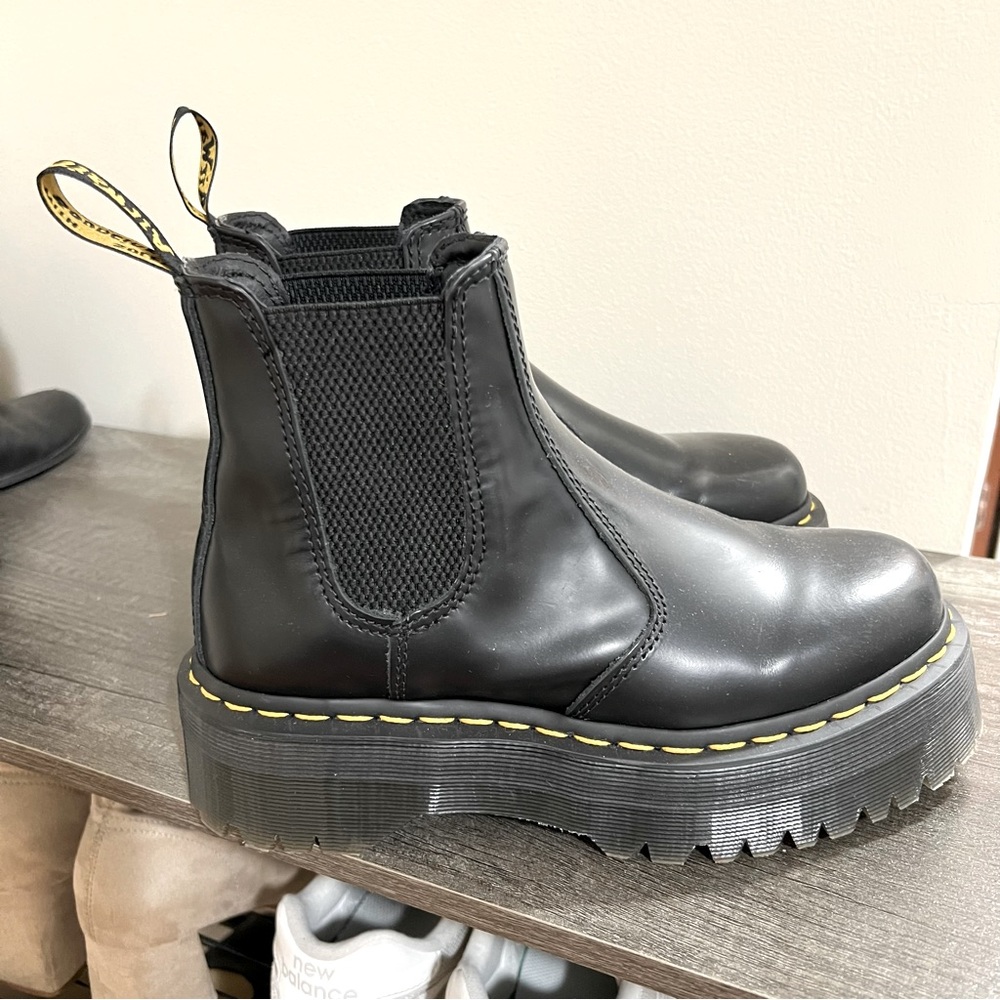 Dr. Martens 2976 SMOOTH LEATHER PLATFORM CHELSEA BOOTS